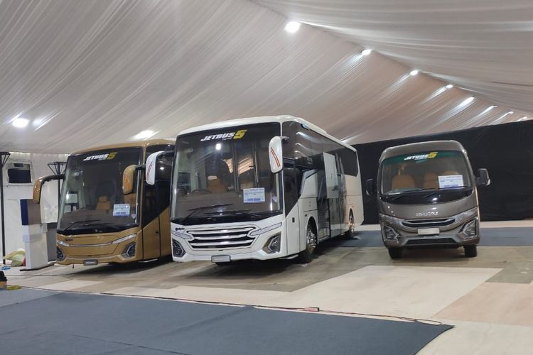 Deretan bus Karoseri Adiputro di GIIAS 2025