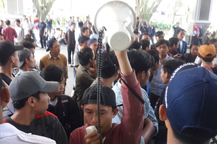 Sejumlah mahasiswa Universitas Islam Negeri (UIN) Maulana Malik Ibrahim saat aksi demonstrasi memprotes penundaan pelaksanaan wisuda, Rabu (10/5/2017).