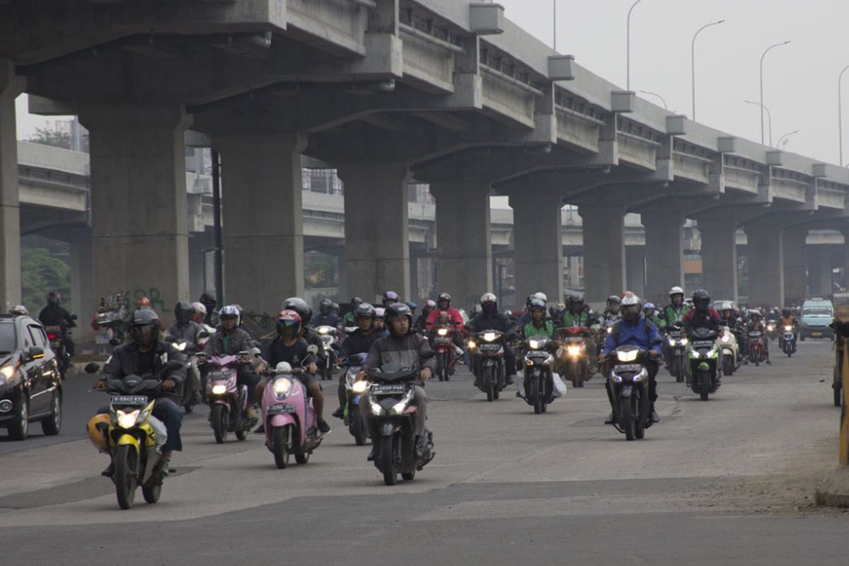 Pemudik motor mulai padati jalur Kalimalang menuju Bekasi, Kamis (22/6/2017)