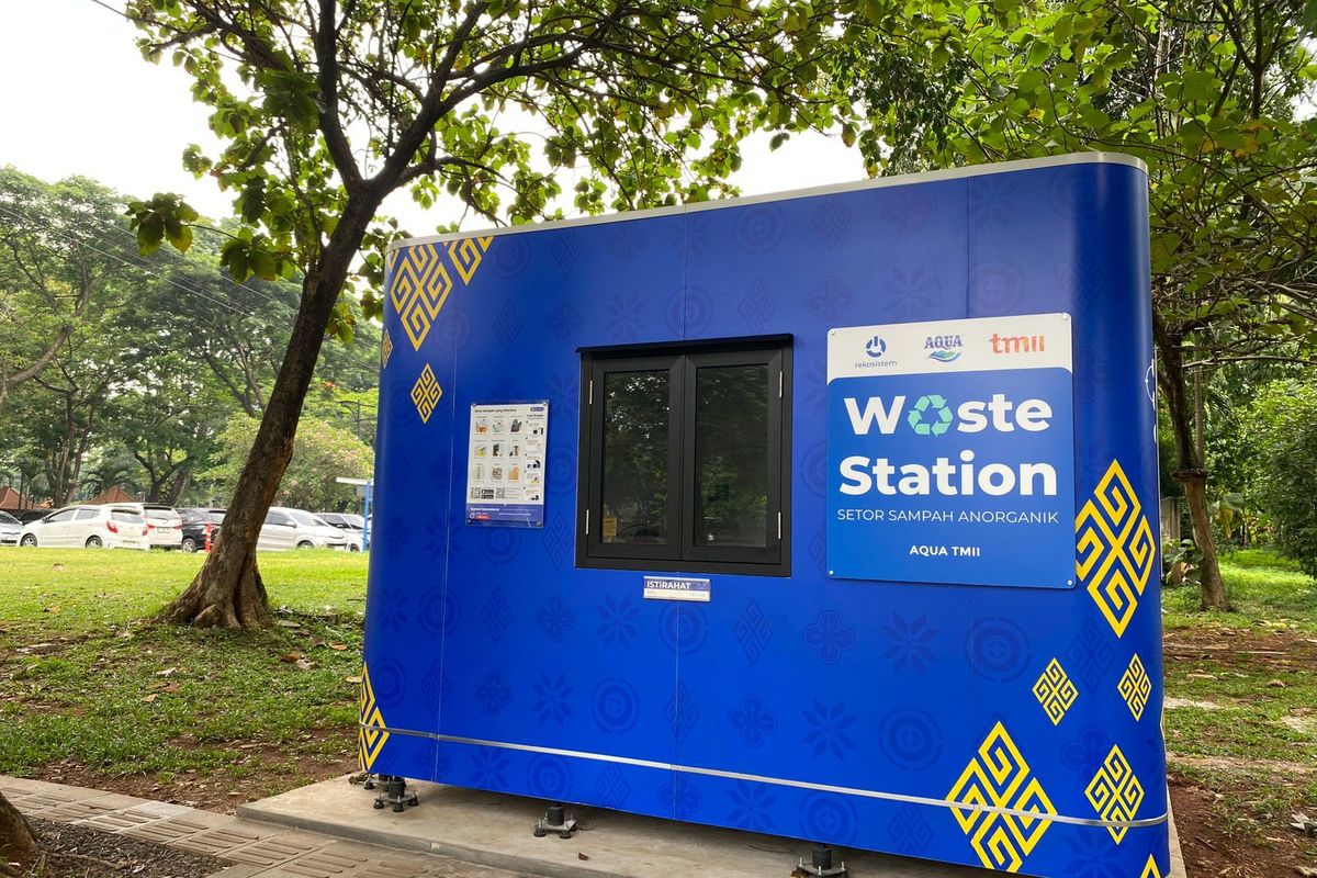 Tempat pengumpulan botol bekas Aqua di TMII, Kamis (27/11/2025). 