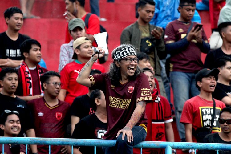 Pentolan suporter PSM Makassar Daeng Uki saat mendukung tim pertandingan ketiga babak penyisihan Grup D Piala Presiden 2022 melawan Persik Kediri yang berakhir dengan skor 0-0 di Stadion Kanjuruhan Kepanjen Kabupaten Malang, Minggu (19/6/2022) malam.