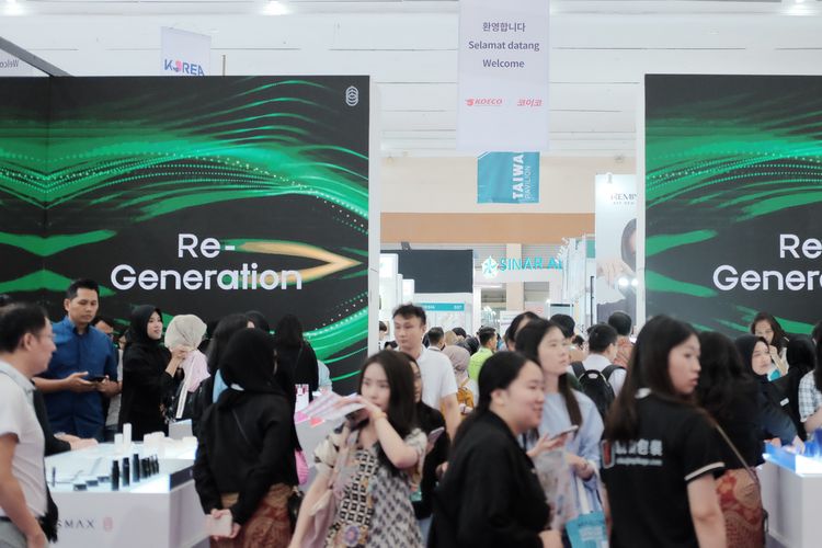 Suasana pengunjung pameran industri kecantikan Cosmobeaute Indonesia.