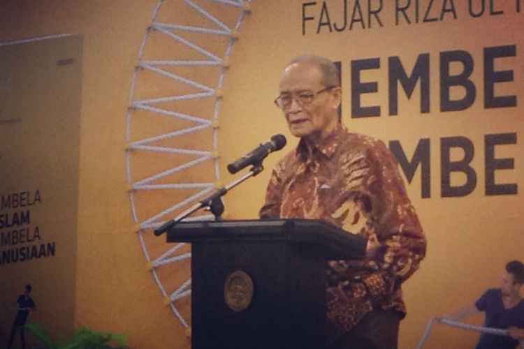 Buya Syafii Maarif saat berbicara dalam peluncuran buku Mantan Direktur Maarif Institute Fajar Riza Ul Haq berjudul Membela Islam, Membela Kemanusiaan di auditorium CSIS, Jakarta Pusat, Rabu (18/10/2017) malam.