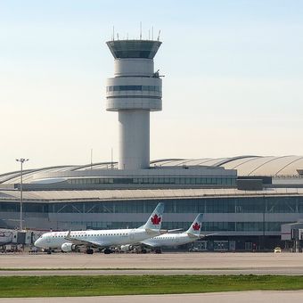 Ilustrasi Bandara Internasional Pearson Toronto, Kanada.