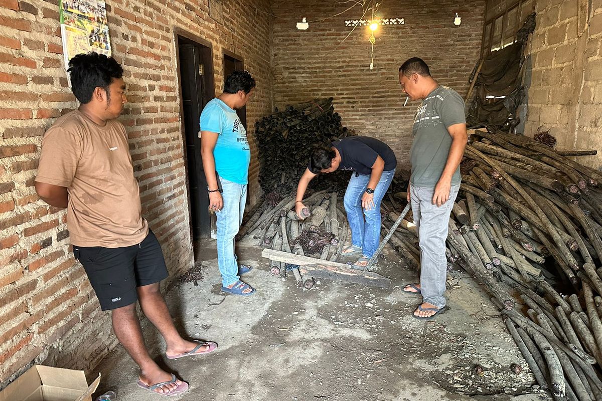 Polsek Jenggawah Jember saat menggeledah rumah tempat penyimpanan kabel milik PT Telkom.