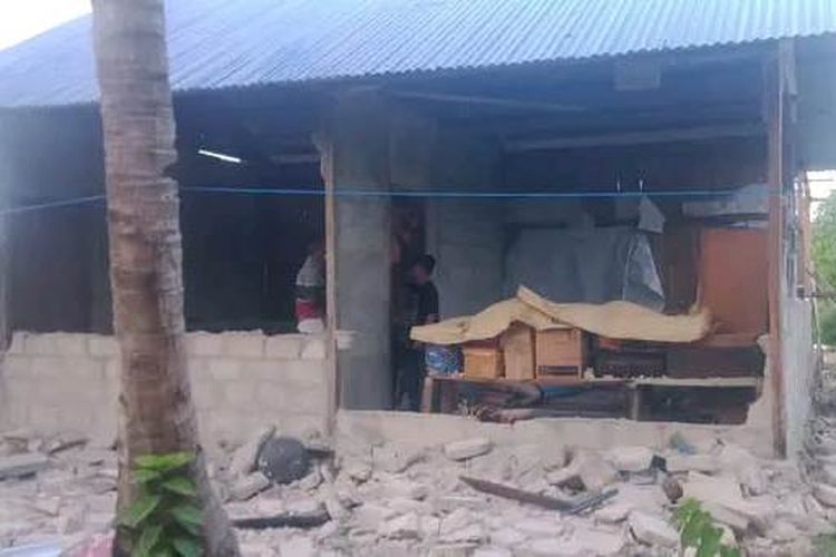 Rumah warga di desa Watuwei kecamatan Dawelor Dawera, kabupaten Maluku Barat Daya, Maluku mengalami kerusakan parah akibat gempa berkekuatan 7,5 yang mengguncnag wilayah tersebut, Selasa (10/1/2023)