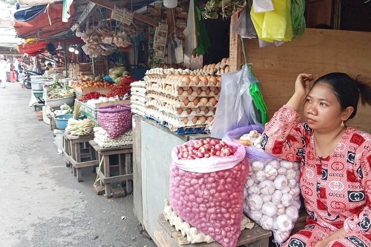 Salah satu pedagang di Pasar Terong Makassar yang nampak murung lantaran dua hari terakhir sepi pengunjung