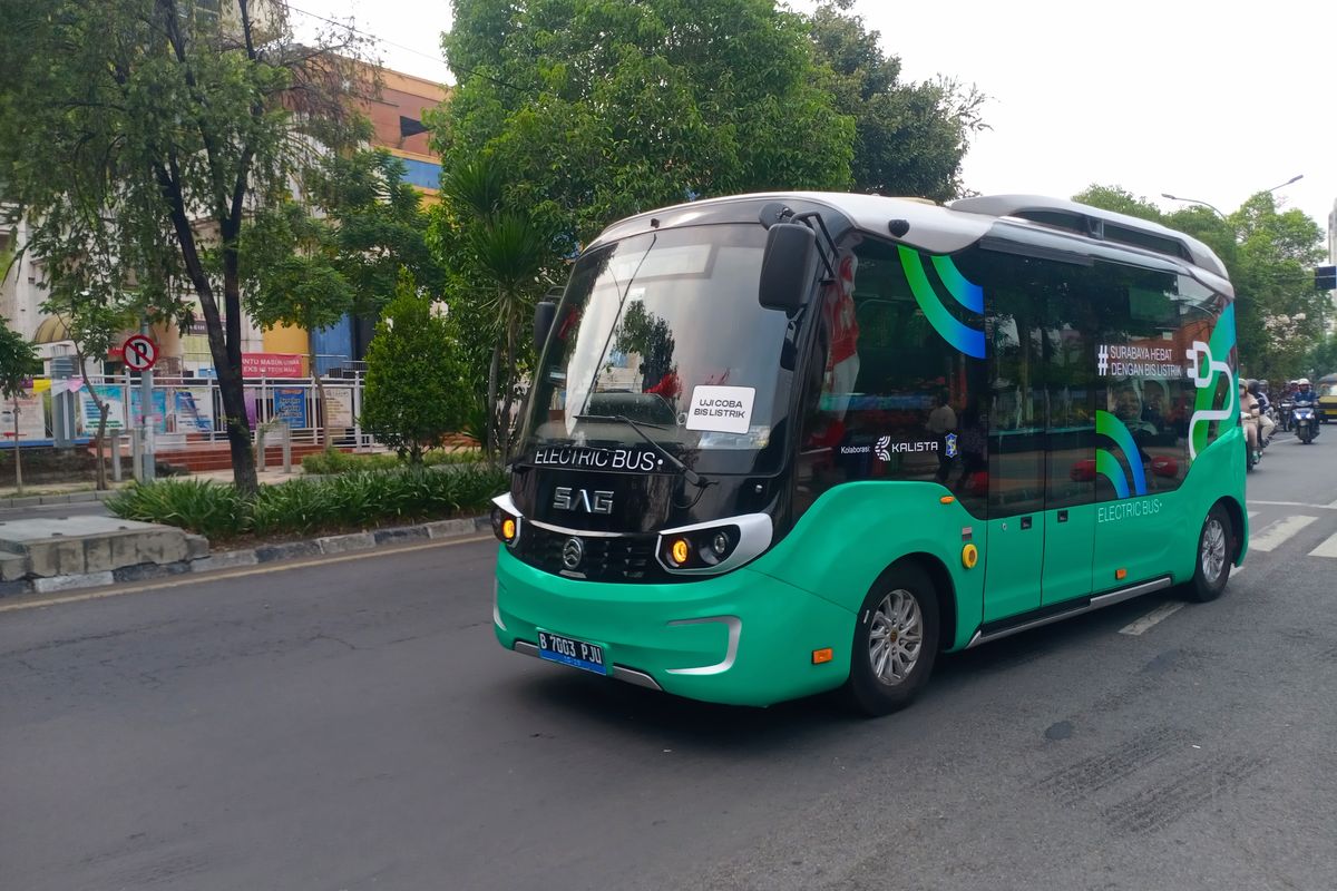 Bus listrik Surabaya digunakan untuk penjemputan penonton Piala Dunia U-17 di Stadion GBT, Surabaya, Jawa Timur.
