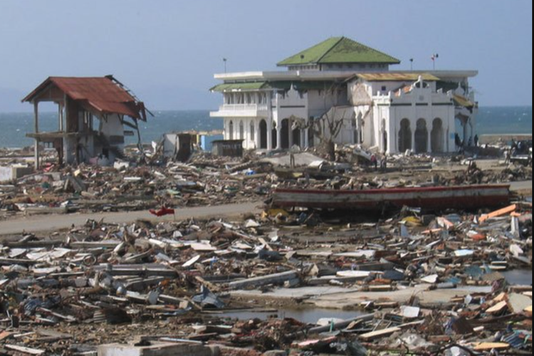 Sebuah masjid yang masih berdiri di tengah reruntuhan di Banda Aceh, pasca tsunami 2004.