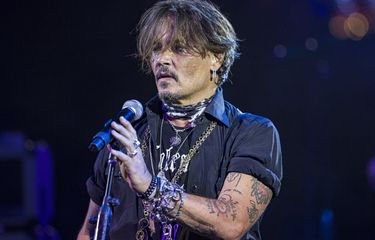 Johnny Depp tiba-tiba tampil di konser Jeff Beck di Inggris, Minggu (29/5/2022)