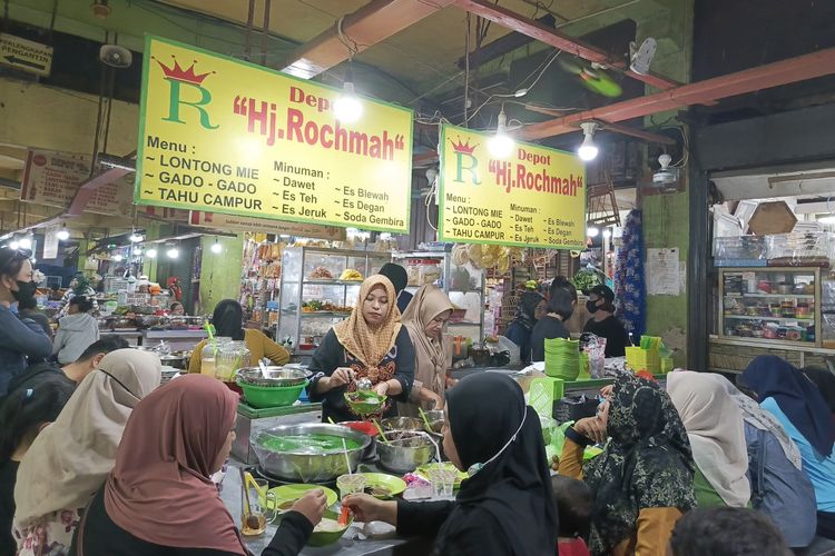 Depot Hj Rochmah yang menjual menu andalan Dawet, lontong mi, gado-gado dan tahu campur di Pasar Blauran Surabaya.