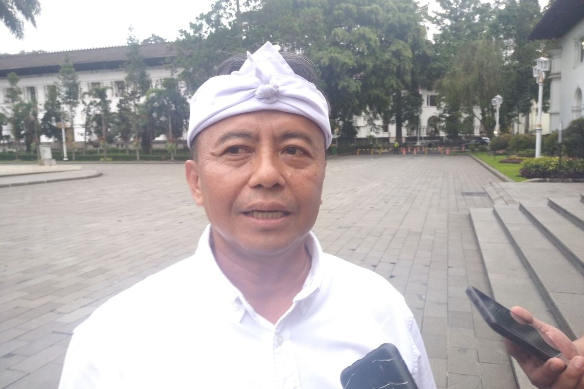 Sekda Jabar Herman Suryatman saat memberikan keterangan kepada awak media di Gedung Sate, Jalan Diponegoro, Kota Bandung, Rabu (18/6/2025).