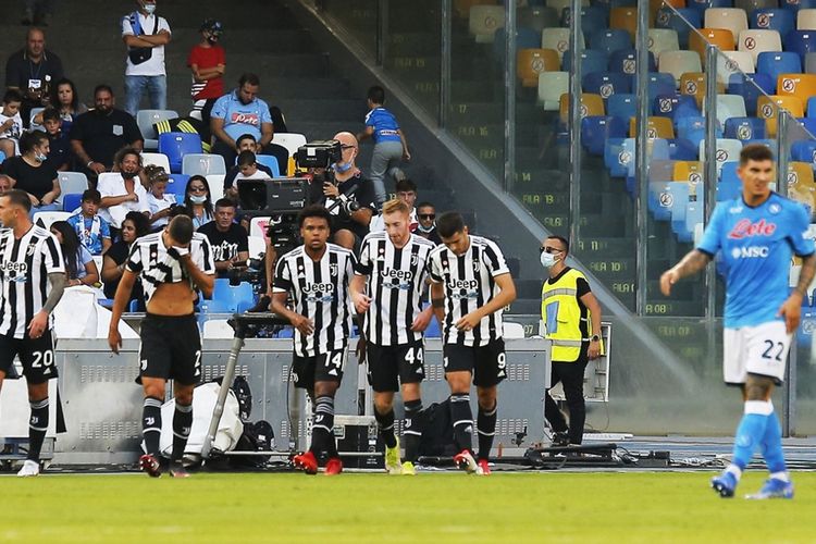 Penyerang Juventus, Alvaro Morata, merayakan gol bersama rekan setimnya dalam partai Liga Italia 2021-2022 melawan Napoli di Stadion Diego Maradona, 11 September 2021.