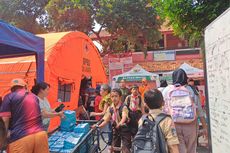 Hari Pertama Sekolah, Siswa SDN 01-06 Duri Utara Beraktivitas di Antara Tenda Pengungsi Kebakaran