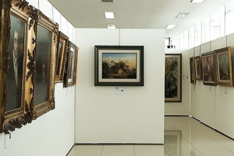 Ruang pamer Museum UPH menampilkan koleksi lukisan dan artefak bersejarah yang kini tercatat sebagai bagian dari Museum Nasional Indonesia. 