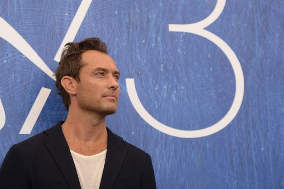 Aktor Jude Law menghadiri pemutaran perdana miniseri televisi The Young Pope pada Festival Film Venice ke-73 di Venice, Italia, Sabtu (3/9/2016). 