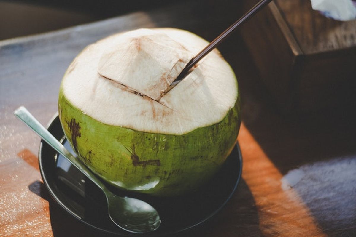Selain menyegarkan dan nikmat, air kelapa juga mengandung sejumlah nutrisi, termasuk vitamin dan mineral, yang sangat baik bagi tubuh.