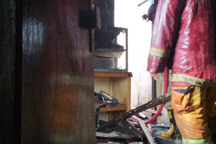 Sebuah rumah di Kampung Pitara Gang Makam RT 001 RW 013, Pancoran Mas, Kota Depok, Jawa Barat terbakar pada Selasa (23/11/2021) siang.
