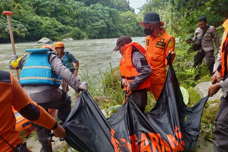 Tim SAR mengevakuasi salah satu korban meninggal dunia akibat mobil masuk jurang dan hanyut di Sungai Lae Kombih, Kabupaten Pakpak Bharat.