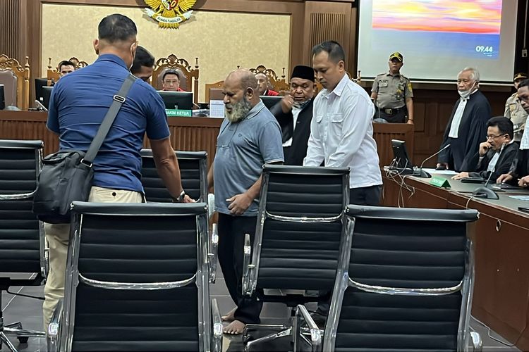 Gubernur nonaktif Papua, Lukas Enembe menjalani sidang secara langsung di Pengadilan Tindak Pidana Korupsi (Tipikor) pada Pengadilan Negeri (PN) Jakarta Pusat, Senin (19/6/2023) pagi.