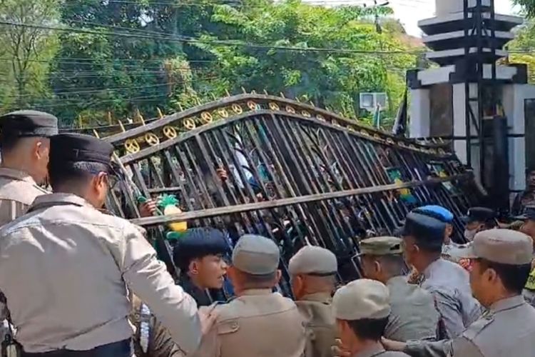 Mahasiswa Jebol Gerbang Kantor DPRD Subang Saat Demo