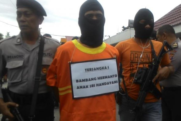 Tiga pemuda pelaku pembunuhan satu keluarga dengan cara sadis di Balikpapan, Kalimantan Timur.  Bambang Hermanto (24 tahun), Adda Faroki Manda (20), dan Fendi Eko Nurwahyudi (21) ditangkap di tempat berbeda di rumahnya di Balikpapan. Bambang rupanya memiliki pertalian hubungan ayah dan anak tiri dengan korban.