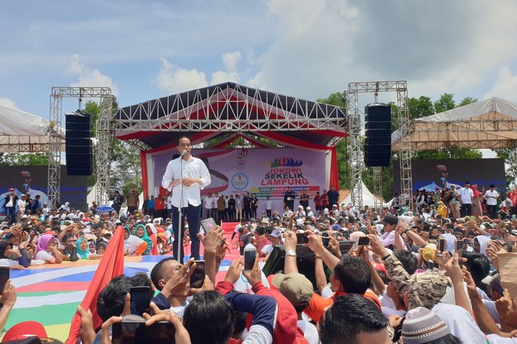 Calon presiden nomor urut 01 Joko Widodo menghadiri kampanye di Lapangan Karang Endah, Lampung Tengah, Jumat (8/3/2019).