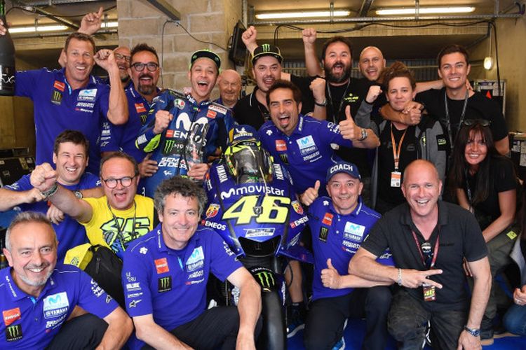 Momen perayaan Valentino Rossi bersama tim Movistar Yamaha sesaat setelah meraih urutan tiga di MotoGP Prancis 2018, Minggu (20/5/2018).
