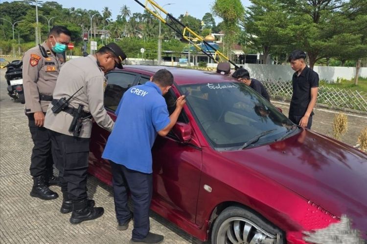Kunci Kontak Tertinggal di Dalam Mobil, Polisi di Bakauheni Bantu Ambil Pakai Ranting Kayu