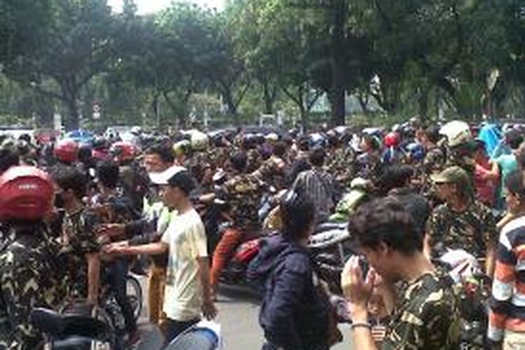 Massa pendukung Prabowo Subianto-Hatta Rajasa kembali memadati Jalan Medan Merdeka Barat, Jakarta Pusat, Rabu (20/8/2014).