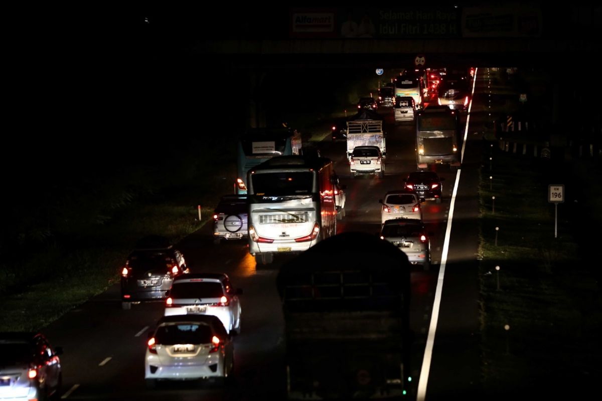 Kendaraan pemudik melintas di Tol Palimanan-Kanci, Cirebon, Jawa Tengah, Jumat (23/6/2017). Kondisi arus lalu lintas di Tol Palimanan-Kanci secara umum di seluruh jalur mudik terpantau ramai lancar.