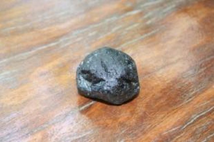 Batu safir seberat 753 karat ini ditemukan dipinggir jalan di kota Gemfields, Queensland. 