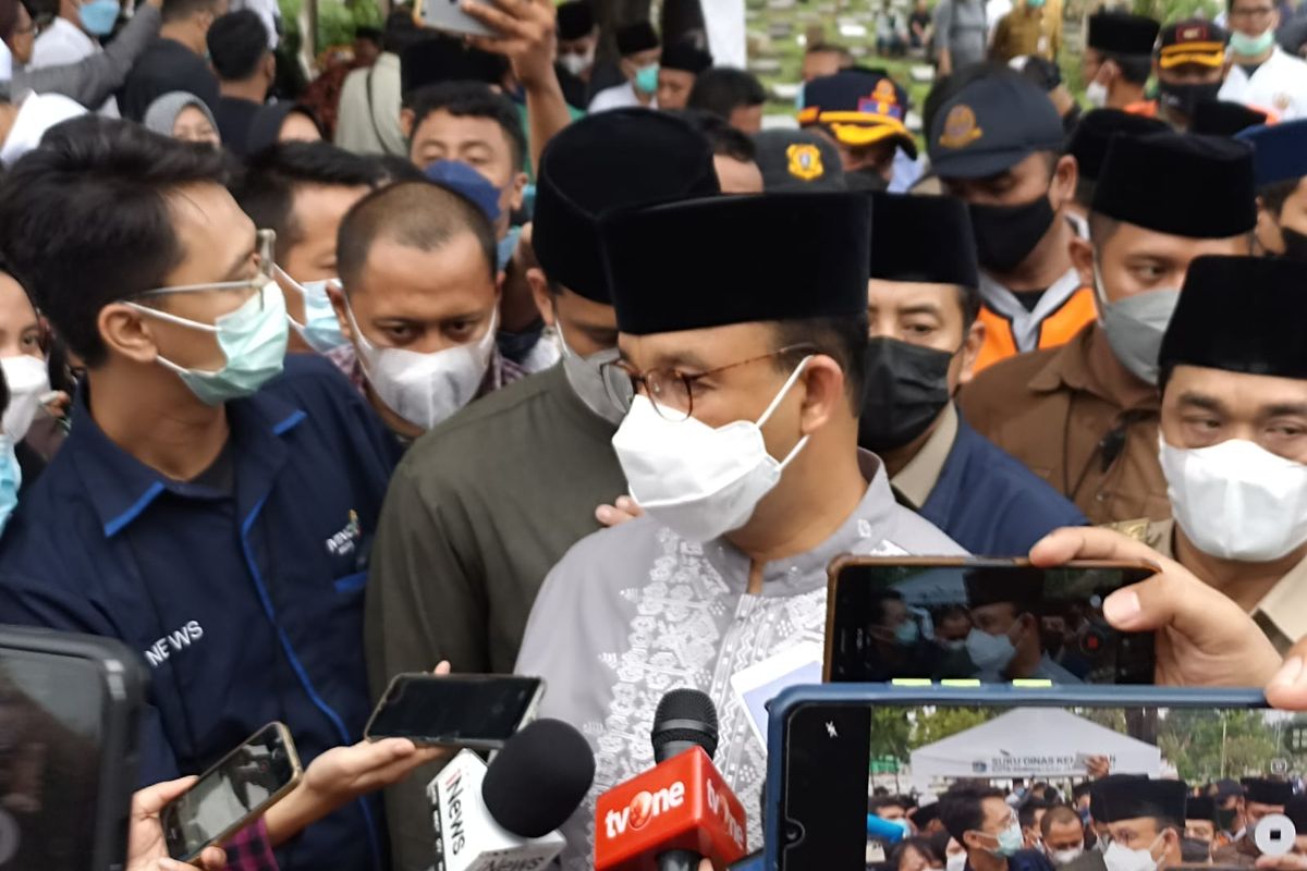 Gubernur DKI Jakarta Anies Baswedan usai mengantar di pemakaman Haji Lulung, Karet Bivak, Jakarta Pusat, Selasa (14/12/2021).