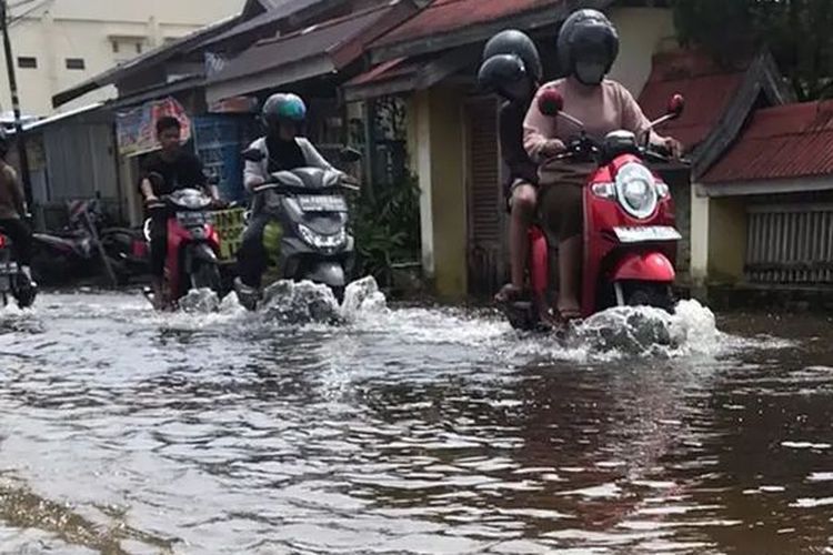 Salah satu ruas jalan di Banjarmasin yang masih terendam banjir rob, Kamis (9/12/2021). 