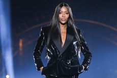 Usia 49 tahun, Naomi Campbell Memukau di Catwalk Saint Laurent 