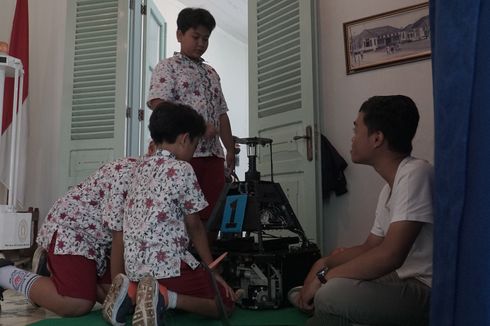 Merasakan Sensasi Mengoperasikan Robot di Pameran PIM UKSW