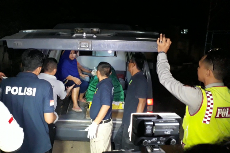 Jenazah Brigadir Taufan korban ledakan bom di Terminal Kampung Melayu, Jatinegara, Jakarta Timur dibawa ke RS Polri di Kramatjati, Jakarta Timur. Kamis (25/5/2017