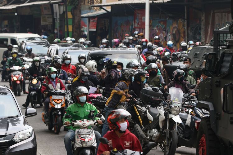 Anggota TNI dan Polri melakukan penyekatan kendaraan saat PPKM Darurat di Jalan Raya Lenteng Agung, Jakarta Selatan, Senin (5/7/2021). Penyekatan ini mengakibatkan kemacetan parah di ruas Jalan Raya Lenteng Agung.