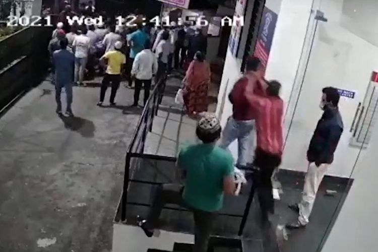 Tangkapan layar dari video yang dipublikasikan Daily Mail menunjukkan seorang pria meraih seorng dokter, dan memukulinya di Pune, India, setelah dia dianggap gagal menyelamatkan kerabatnya karena Covid-19.