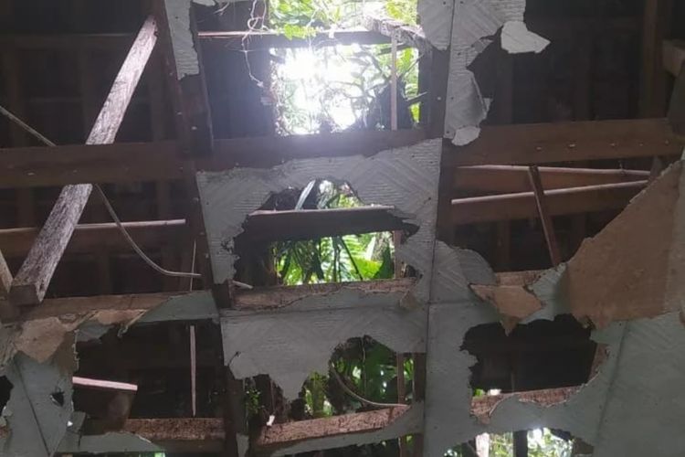 Atap SD Negeri 3 Sadahayu, Kecamatan Majenang, Kabupaten Cilacap, Jawa Tengah, nyaris ambruk.