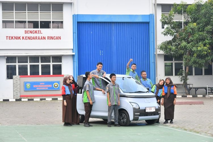 Para siswa SMK Negeri 2 Palembang berfoto bersama mobil listrik pemberian Presiden Joko Widodo pada Kamis (26/10/2023). 