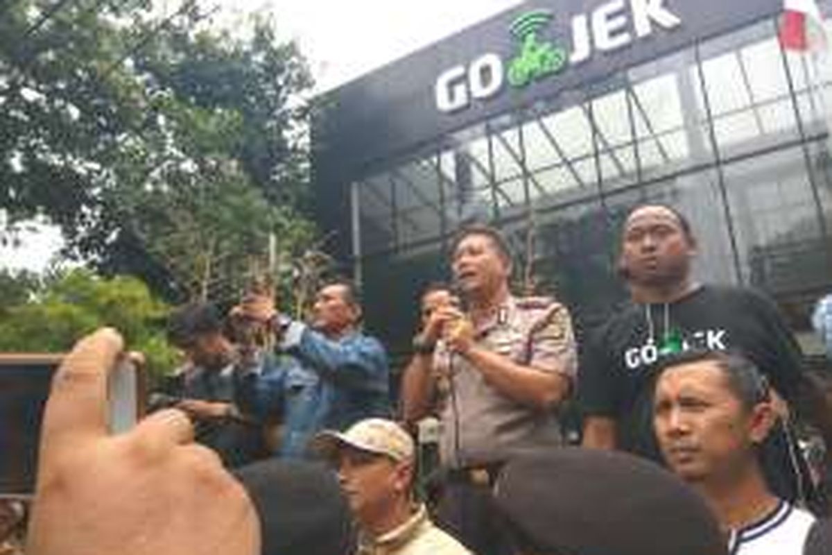 Kapolres Metro Jakarta Selatan Kombes Tubagus Ade Hidayat di hadapan massa demo Go-Jek, Kemang, Jakarta Selatan, Senin (3/10/2016).