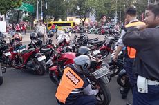 Dishub dan Satpol PP Kempiskan Ban Sejumlah Motor yang Parkir Liar di Monas