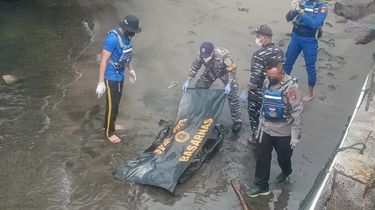 1 Lagi Jenazah Mengambang Saat Bangkai KMP Tunu Pratama Jaya Diangkat