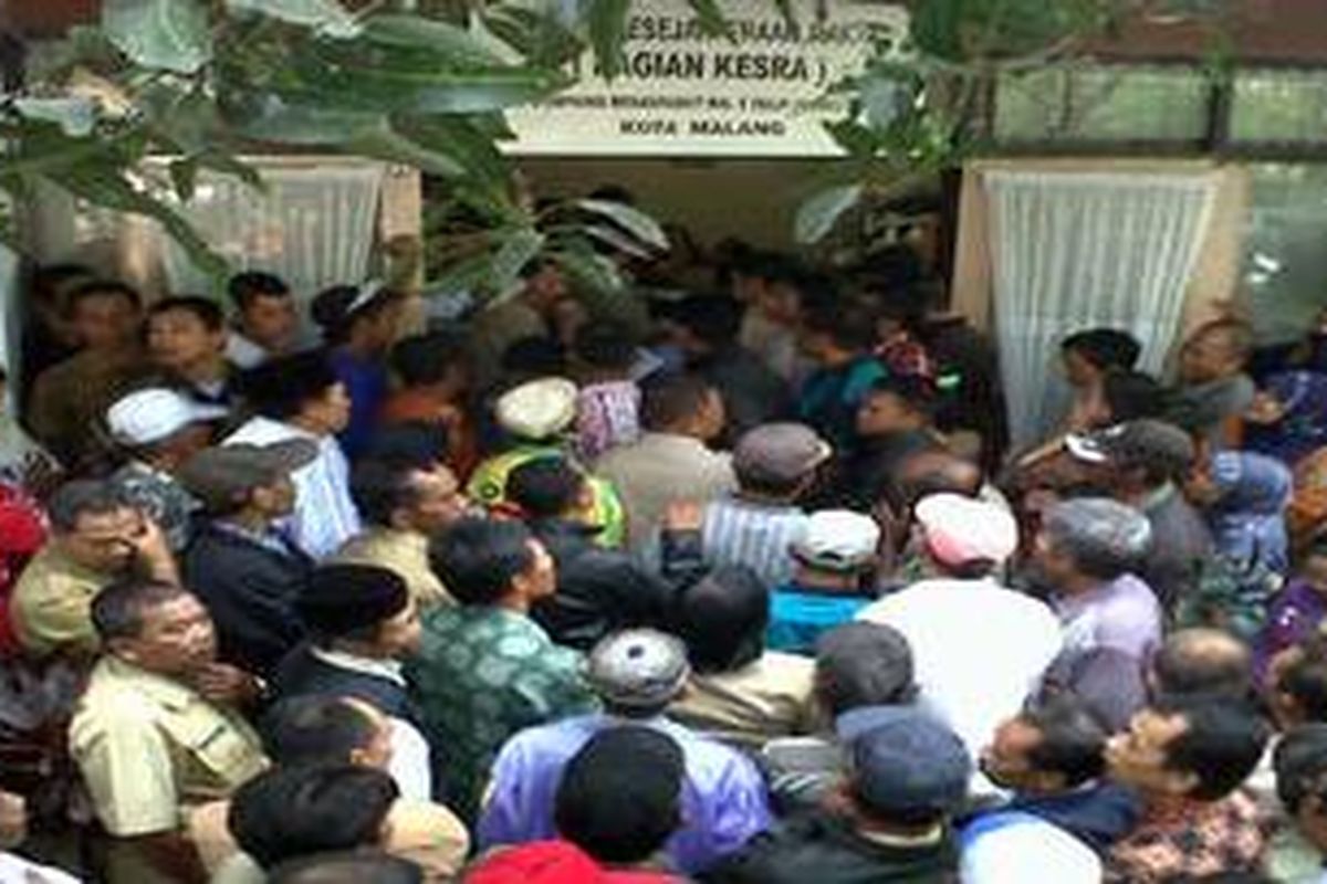 Ratusan PNS rela antri saat menerima paket sembako gratis yang di berikan oleh Lazis Kota Malang. Para PNS itu adalah PNS yang dinilai tidak mampu. Senin (6/8/2012)