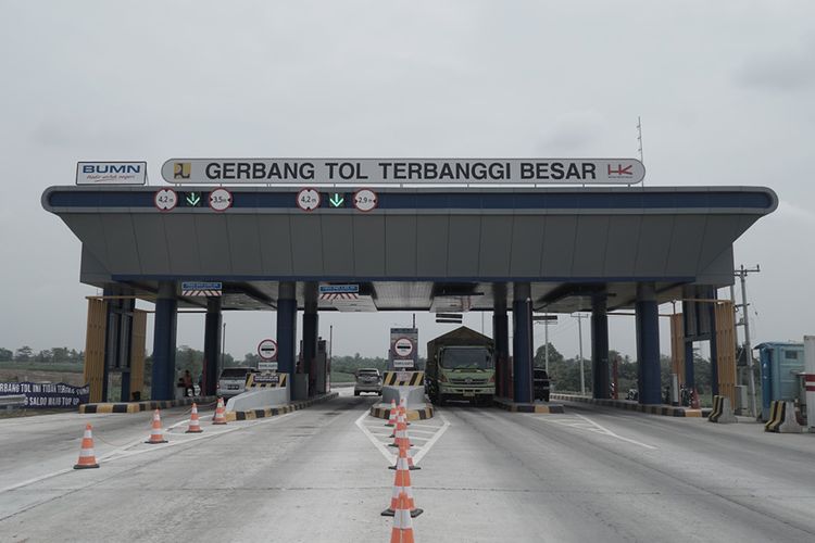 Gerbang Tol Terbanggi Besar di ruas Tol Terbanggi Besar-Pematang Panggang, dalam ekspedisi Merapah Trans Sumatera 2019, Rabu (28/8/2019). Ruas Jalan Tol Trans Sumatera tersebut merupakan tol terpanjang dengan total panjang 189 kilometer, pada Jumat (15/11/2019) ini resmi beroperasi.