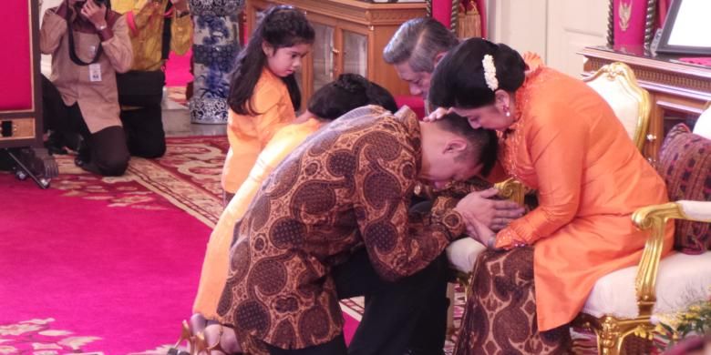 Setelah shalat Idul Fitri 1434 H di Masjid Istiqlal, Jakarta, Kamis (8/8/2013), Presiden Susilo Bambang Yudhoyono dan Ibu Negara Ny Ani Yudhoyono menggelar acara sungkeman dengan keluarga di Istana Negara.