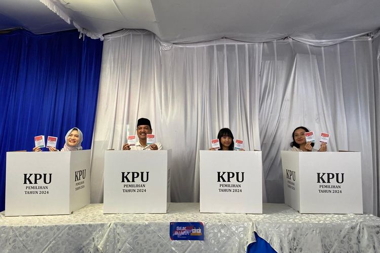 Momen Yoyok Nyoblos di TPS 01 Wonotingal Semarang, Lakukan Ritual dan Sapa Warga