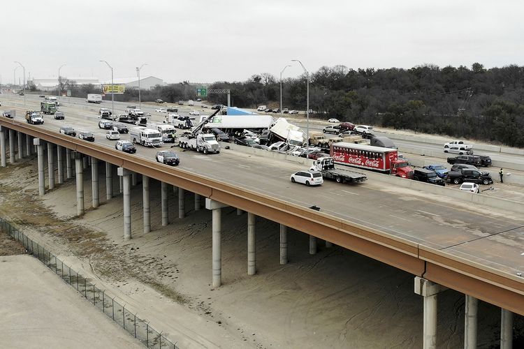 Tim penyelamat datang untuk mengevakuasi korban kecelakaan beruntun di Interstate 35 dekat Fort Worth, Texas, Amerika Serikat, pada Kamis (11/2/2021). Polisi mengatakan, insiden yang menewaskan 6 orang ini melibatkan 75-100 kendaraan di jalan tol yang berselimut es karena musim dingin.