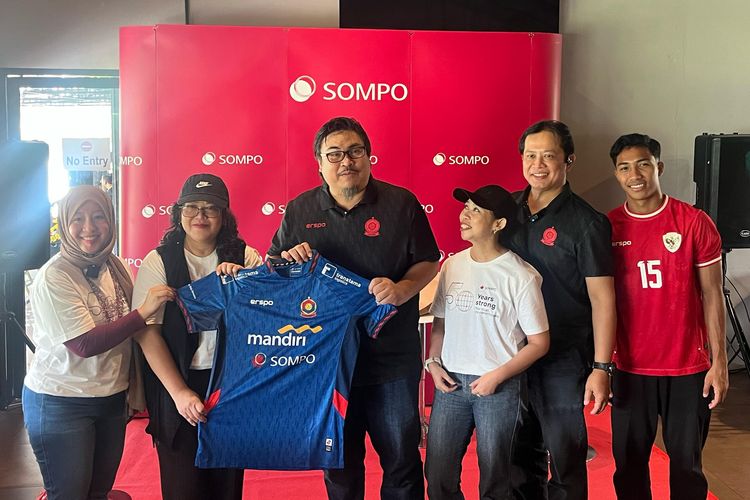 CEO ASIOP, Ade Wellington (tengah) dan Marselinus Ama Ola (kanan) dalam acara pembukaan turnamen mini soccer di Stadion ASIOP, Sabtu (21/6/2025).